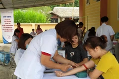 Người dân xét nghiệm sàng lọc bệnh tan máu bẩm sinh tại xã Minh Quang. (Ảnh: PV/Vietnam+)