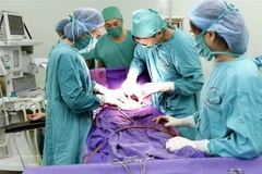 Đắp thuốc nam điều trị bệnh trĩ, bệnh nhân bị hoại tử hậu môn