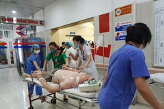 Một bệnh nhân được chuyển vào Khoa Cấp cứu lúc 11 giờ trưa. (Ảnh: T.G/Vietnam+)