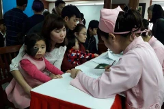 Các em nhỏ dị tật đến khám trong chương trình. (Ảnh: PV/Vietnam+)