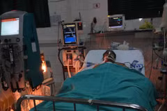 Bệnh nhân đang được điều trị tích cực tại Bệnh viện Việt Đức. (Ảnh: Xuân Vinh/Vietnam+)