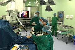 Các bác sỹ Bệnh viện Nhi Trung ương thực hiện ca phẫu thuật nang ống mật chủ thứ 1.000 cho bệnh nhân nhi. (Ảnh: PV/Vietnam+)