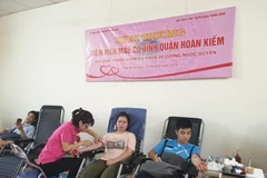 Các bạn trẻ hiến máu tại điểm hiến máu cố định tại Trung tâm Y tế Quận Hoàn Kiếm. (Ảnh: PV/Vietnam+)