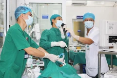 Các bác sỹ lấy cầu răng giả cho bệnh nhân. (Ảnh: PV/Vietnam+)