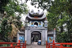 Cầu Thê Húc dẫn lối vào đền Ngọc Sơn. (Ảnh: TTXVN)