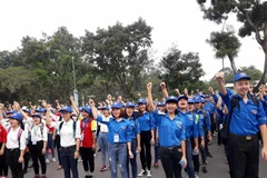 Các bạn trẻ tham gia chương trình cùng chạy để giúp trẻ em có nhà vệ sinh sạch và an toàn. (Ảnh: PV/Vietnam+)