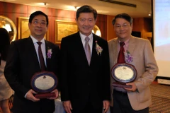 Phó giáo sư Lương Ngọc Khuê (ngoài cùng bên trái) và tiến sỹ Nguyễn Văn Tiên (ngoài cùng bên phải) tại lễ vinh danh. (Nguồn: Bộ Y tế)