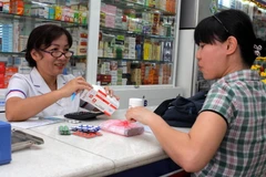 Hoạt động mua bán thuốc chữa bệnh tại một nhà thuốc ECO đạt chuẩn GPP ở Thành phố Hồ Chí Minh. (Ảnh: Phương Vy/TTXVN)