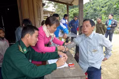 Bác sỹ quân y đồn biên phòng Đắc Pring khám chữa bệnh cho người dân tại cụm bản Pêtapoóc, Quảng Nam. (Ảnh: TTXVN/Vietnam+)