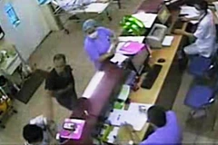 [Video] Hành hung nhân viên khoa Cấp cứu bệnh viện Bạch Mai