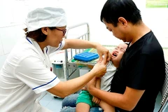 Tiêm chủng cho trẻ. (Ảnh: Dương Ngọc/TTXVN)