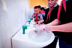 Rửa tay với xà phòng - một việc làm giúp phòng nhiều bệnh ở trẻ nhỏ. (Ảnh: UNICEF)