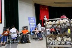 Các bạn trẻ tham gia hiến máu nhân đạo. (Ảnh: Minh Sơn/TTXVN)