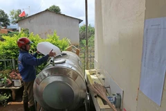 Phụ huynh tiếp nước sạch tại một trường học. (Ảnh: Nguyễn Dũng/TTXVN)