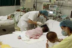 Điều trị cho bệnh nhân mắc sởi tại Bệnh viện Nhi Trung ương. (Ảnh: Dương Ngọc/TTXVN)