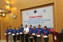 Các bác sỹ trẻ tại buổi lễ khai giảng. (Ảnh: PV/Vietnam+)