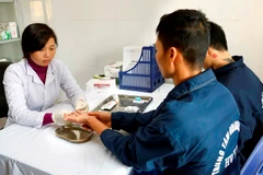 Điều trị cho bệnh nhân có HIV tại Hải Phòng. (Ảnh: Dương Ngọc/TTXVN)