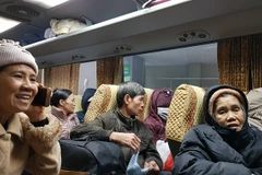 Các bệnh nhân trên chuyến xe nghĩa tình về quê ăn Tết. (Ảnh: PV/Vietnam+)