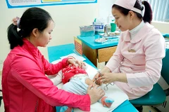 Tiêm chủng cho trẻ phòng chống dịch bệnh mùa Đông Xuân. (Ảnh: Dương Ngọc/TTXVN)