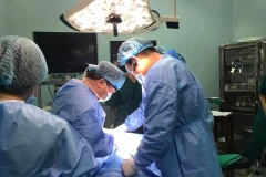 Các bác sỹ thực hiện ca phẫu thuật cho bệnh nhân. (Ảnh: PV/Vietnam+)