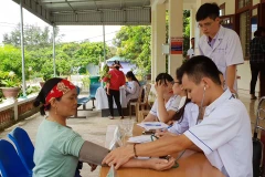 Các bác sỹ Bệnh viện Sản-Nhi Quảng Ninh khám chữa bệnh cho người dân trên đảo. (Ảnh: PV/Vietnam+)