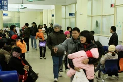 Một khu vực khám chữa bệnh ở bệnh viện Nhi Trung ương. (Nguồn: TTXVN)