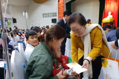 Bà Nguyễn Thị Doan - Nguyên Phó Chủ tịch Nước Cộng hòa xã hội chủ nghĩa Việt Nam tặng quà cho bệnh nhi ung thư. (Ảnh: PV/Vietnam+)