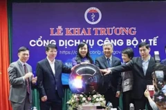 Lãnh đạo Bộ Y tế ấn nút khai trương cổng dịch vụ công. (Ảnh: PV/Vietnam+)