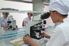 Xét nghiệm bệnh lao tại Bệnh viện Phạm Ngọc Thạch. (Ảnh: TTXVN)