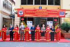 Các đại biểu cắt băng khánh thành Văn phòng EOC. (Ảnh: Minh Sơn/Vietnam+)