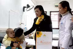 Trao tặng hơn 500 suất quà Tết cho các bệnh nhân ung thư nghèo