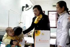 Trao tặng hơn 500 suất quà Tết cho các bệnh nhân ung thư nghèo