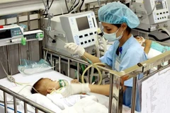 Chăm sóc bệnh nhi tại Bệnh viện Nhi Trung ương. (Nguồn: TTXVN) 