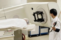Trang thiết bị hiện đại phục vụ khám, điều trị cho bệnh nhân. (Ảnh: TTXVN/Vietnam+)