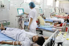 Nhân viên y tế chăm sóc cho bệnh nhân. (Ảnh: TTXVN/Vietnam+)