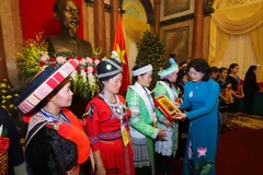 Phó chủ tịch nước Đặng Thị Ngọc Thịnh tặng quà cho các cô đỡ thôn bản. (Nguồn: EU)