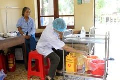 Thực hiện nghiêm việc phân loại rác góp phần nâng cao chất lượng xử lý rác thải y tế. (Ảnh: Văn Tý/TTXVN) 