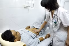 Điều trị cho bệnh nhân tại Bệnh viện Bạch Mai. (Ảnh: Dương Ngọc/TTXVN)