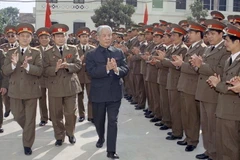 Tổng Bí thư Đỗ Mười thăm Học viện Quốc phòng. (Ảnh: Xuân Lâm/TTXVN)