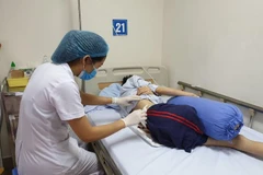 Chăm sóc cho người bệnh Hemophilia tại Viện huyết học truyền máu Trung ương. (Ảnh: T.G/Vietnam+)