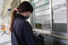 Bệnh nhân HIV nhận thuốc điều trị ARV. (Ảnh: TTXVN/Vietnam+)