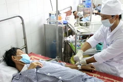 Điều trị cho bệnh nhân HIV/AIDS tại Bệnh viện Hữu nghị Việt Tiệp. (Ảnh: Dương Ngọc/TTXVN)