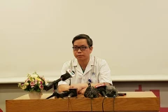 Lãnh đạo Bệnh viện Xanh Pôn trả lời trong cuộc họp. (Ảnh: PV/Vietnam+)