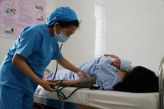 Chăm sóc cho một sản phụ sinh con tại Bệnh viện Từ Dũ. (Ảnh: Phương Vy/TXVN)
