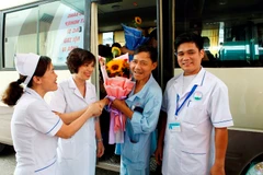 Những bệnh nhân trong sự cố chạy thận ở Hòa Bình vui mừng được xuất viện về nhà. (Ảnh: Dương Ngọc/TTXVN)