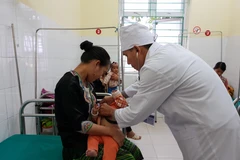 Bác sỹ khám sức khỏe cho người dân vùng cao. (Ảnh: PV/Vietnam+)