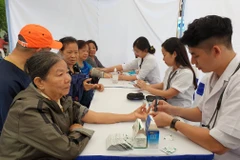 Người dân được làm xét nghiệm đường huyết