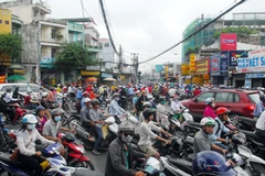 Qúa tải phương tiện giao thông cũng gây ra ô nhiễm tiếng ồn. (Ảnh: Mạnh Linh/TTXVN)