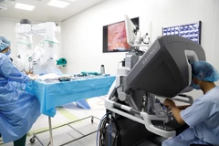 Phẫu thuật nội soi với hệ thống Robot Da Vinci Xicho người bệnh ung thư tại Bệnh viện K. (Ảnh: PV/Vietnam+)