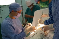 Bác sỹ Nguyễn Chiến Quyết thực hiện một ca phẫu thuật cho bệnh nhân tại Bệnh viện Đa khoa huyện Bắc Hà. (Ảnh: T.G/Vietnam+)